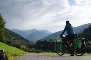 Santiago Tascon, der spanische Berliner, berichtet von seiner Reise durch Europa mit dem Fahrrad.
